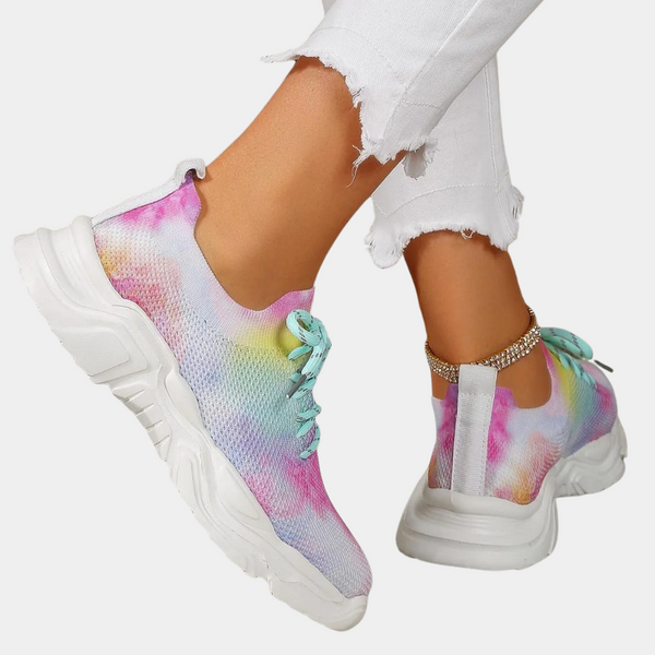 Dames sneakers met regenboog tie-dye patroon, witte dikke zool, turquoise veters en enkelbandje. Trendy en comfortabel schoeisel voor dagelijks gebruik.