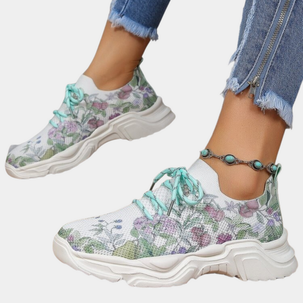 Dames sneakers met bloemenprint, witte zool en turquoise veters. Modieuze sportschoenen, ideaal voor casual en sportieve outfits.