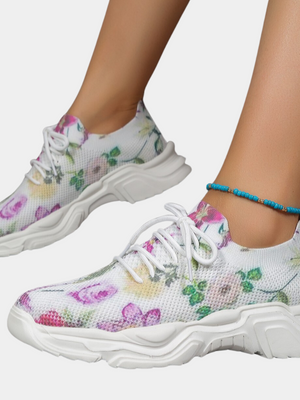 Witte sneakers met bloemenprint, dikke zool en turquoise enkelbandje. Modieuze damesschoenen, comfortabel en trendy voor dagelijks gebruik.