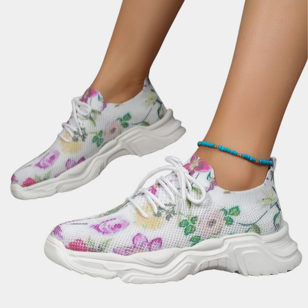 Witte sneakers met bloemenprint, dikke zool en turquoise enkelbandje. Modieuze damesschoenen, comfortabel en trendy voor dagelijks gebruik.