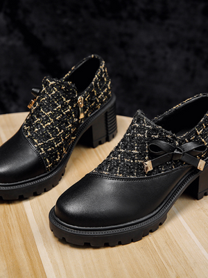 Zwarte dames enkellaarsjes met blokhak, tweed stof en strikdetail, stijlvolle schoenen voor herfst en winter, perfect voor casual en formele outfits.