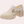 Beige damesschoen met blokhak, geweven textuur en decoratieve strik. Modieuze en comfortabele schoen voor dagelijks gebruik.