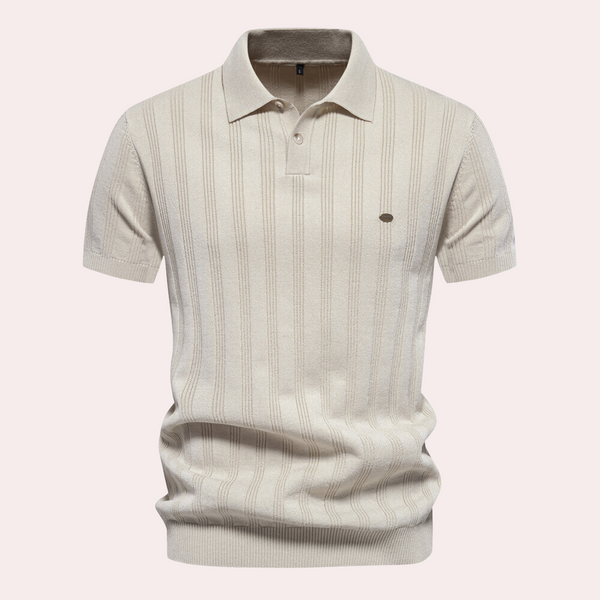 Beige herenpolo met korte mouwen, gestreept patroon en kraag. Stijlvolle zomermode, perfect voor casual en formele gelegenheden.