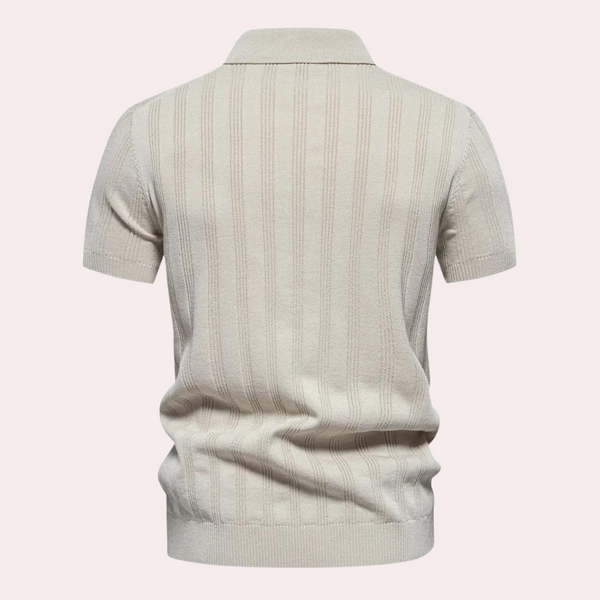 Beige herenpolo met korte mouwen, geribbelde textuur en klassieke kraag. Stijlvolle en comfortabele keuze voor casual en formele gelegenheden.