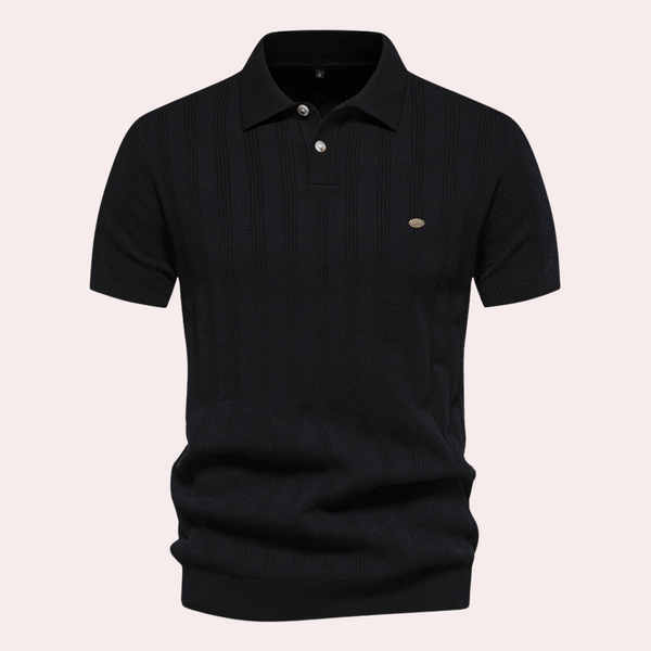 Zwarte polo met korte mouwen, knoopsluiting en subtiel logo op de borst. Stijlvolle herenkleding, perfect voor casual en formele gelegenheden.
