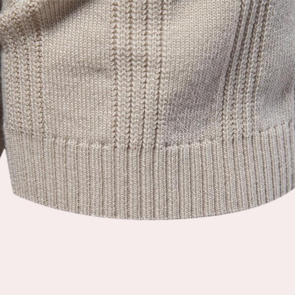 Beige gebreide trui detail met ribbelpatroon, hoogwaardige wolmix, close-up textuur, modieuze herenkleding, comfortabele wintermode.