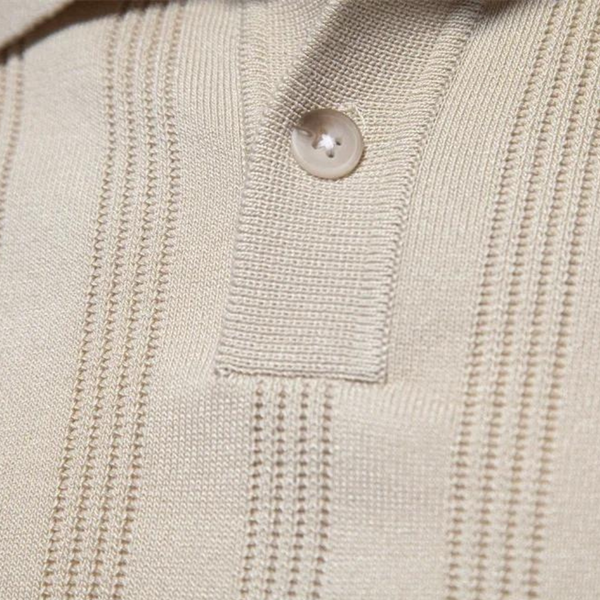 Beige gebreide trui detail met knoopsluiting, ribbelpatroon en kraag. Hoogwaardige herenkleding, stijlvolle textuur, modieuze knitwear.