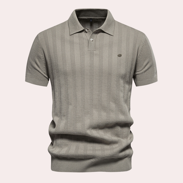 Khaki poloshirt met korte mouwen, geribbelde textuur en kraag. Stijlvol herenmode item, perfect voor casual en zakelijke outfits.