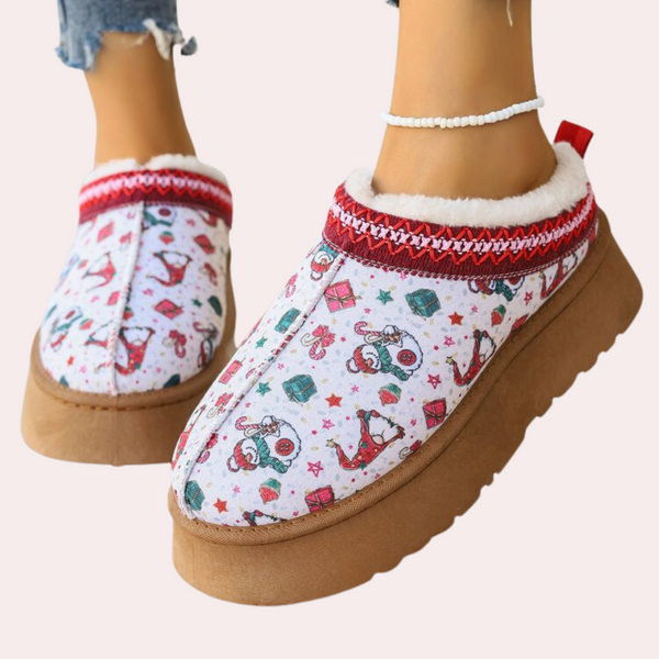 Dames pantoffels met kerstprint, warme voering en dikke zool. Comfortabele winterse huisschoenen, ideaal voor koude dagen. Perfect cadeau-idee.