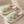 Groene pluche pantoffels met geribbelde beige voering, comfortabele binnenzool en antislipzool, perfect voor thuisgebruik.