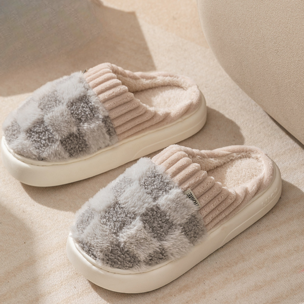 Grijze geblokte pantoffels met zachte voering en dikke zool, perfect voor comfort en warmte in huis. Ideaal voor koude winterdagen.