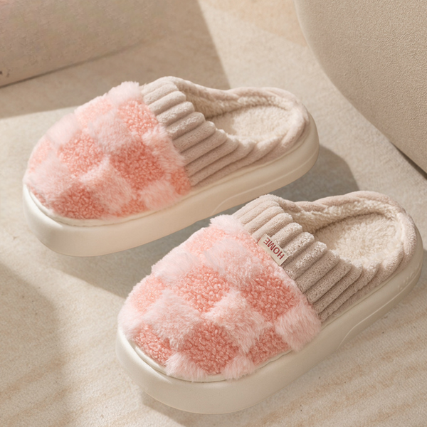 Roze en beige pluche pantoffels met geribbelde kraag en geblokt patroon, comfortabele dameshuisschoenen, perfect voor binnengebruik.