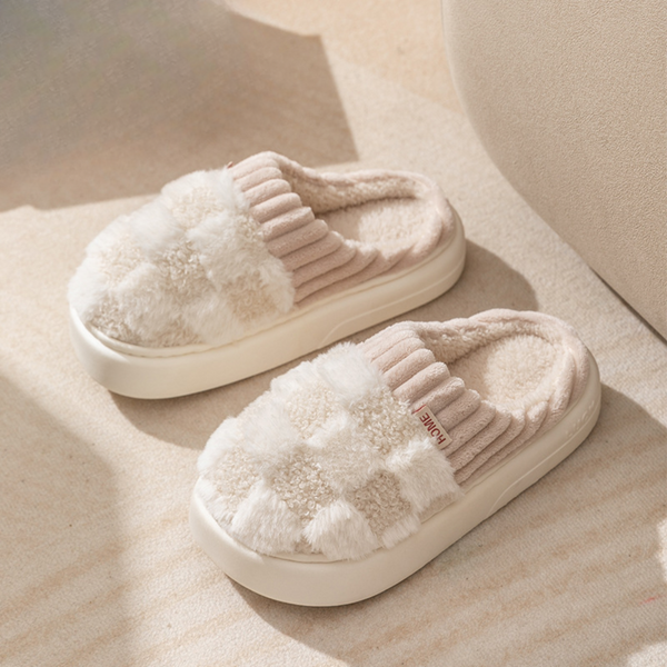 Witte pluche pantoffels met geruite textuur en beige accenten, perfect voor comfort en stijl in huis. Ideaal voor koude dagen.