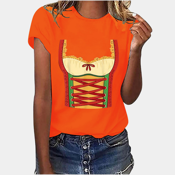 Oranje T-shirt met korsetprint, damesmode, casual stijl, korte mouwen, denim short, trendy outfit, zomerkleding, kleurrijk design.