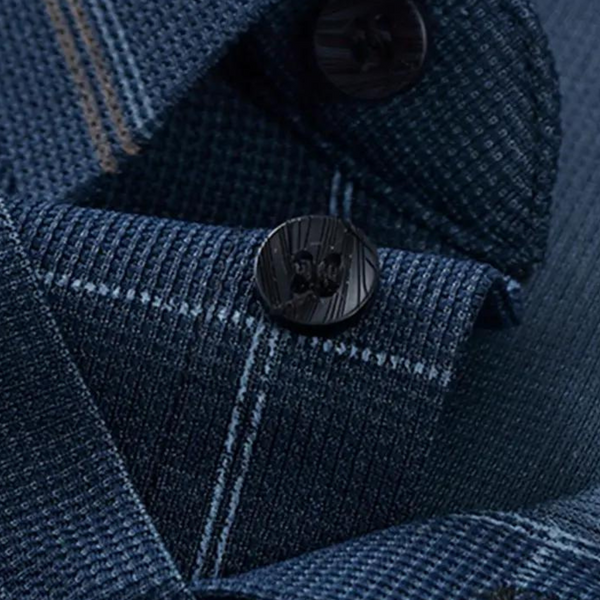 Donkerblauw overhemd met fijne textuur en zwarte knopen, close-up. Hoogwaardige stof, stijlvolle details, geschikt voor formele en casual gelegenheden.