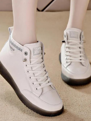 Witte hoge sneakers met grijze accenten en zwarte zool, casual damesmode, comfortabele schoenen, trendy design, perfect voor dagelijks gebruik.