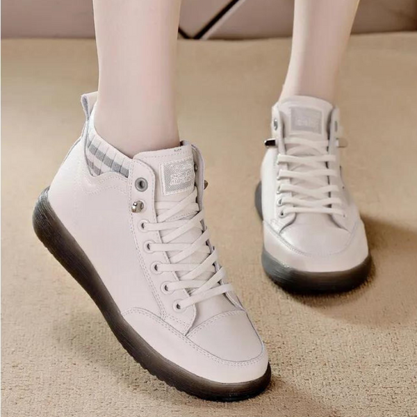 Witte hoge sneakers met grijze accenten en zwarte zool, casual damesmode, comfortabele schoenen, trendy design, perfect voor dagelijks gebruik.