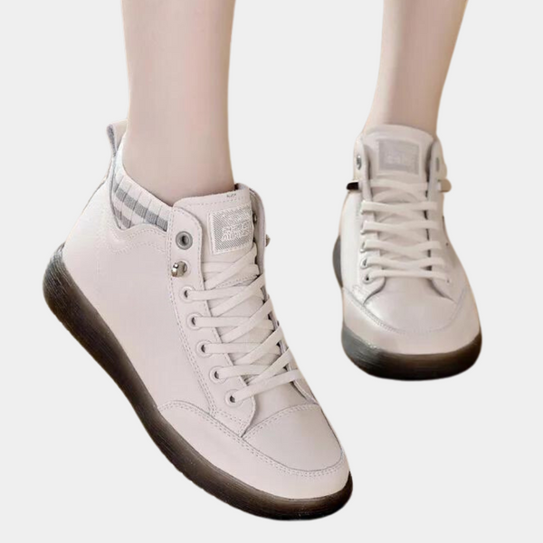 Witte hoge sneakers met zwarte zool, vetersluiting en gestreepte hiel. Modieuze dames schoenen, comfortabel en stijlvol voor dagelijks gebruik.