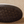 Zwarte rubberen schoenzool met zigzagpatroon op beige tapijt. Duurzame antislip zool voor stevige grip. Geschikt voor dagelijks gebruik.