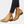 Gouden dameslaarzen met lage hak, gecombineerd met donkere jeans. Stijlvolle enkellaarsjes, perfect voor casual en chique outfits.
