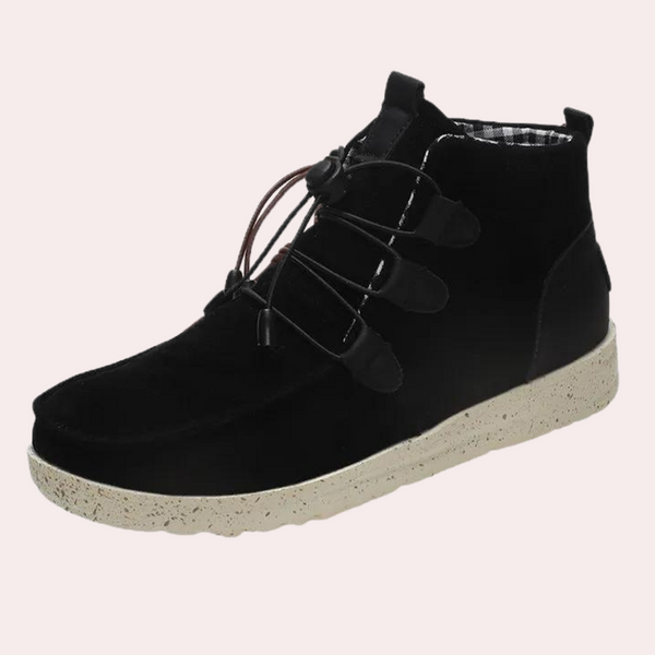 Zwarte suède enkellaars met crèmekleurige zool, vetersluiting en comfortabele pasvorm. Perfect voor casual en stijlvolle herenkleding.