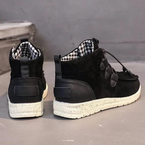 Zwarte suède herensneakers met witte zool, vetersluiting en geruite binnenvoering. Stijlvolle casual schoenen voor dagelijks gebruik.