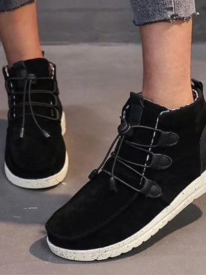 Zwarte suède herensneakers met witte zool, vetersluiting en casual design. Comfortabele schoenen voor dagelijks gebruik. Trendy en stijlvol.