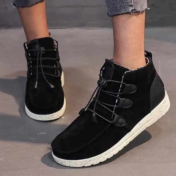 Zwarte suède herensneakers met witte zool, vetersluiting en casual design. Comfortabele schoenen voor dagelijks gebruik. Trendy en stijlvol.