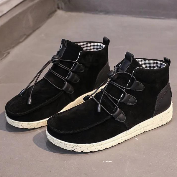 Zwarte suède herensneakers met witte zool, vetersluiting en geruite binnenvoering. Stijlvolle casual schoenen voor dagelijks gebruik.