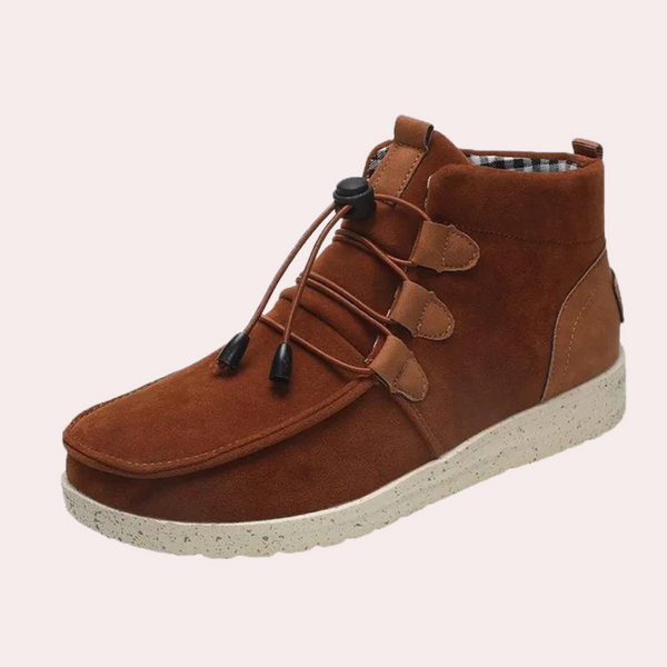 Bruine suède enkellaars met vetersluiting, comfortabele zool en modern design. Perfect voor casual en outdoor gebruik. Unisex schoenen.