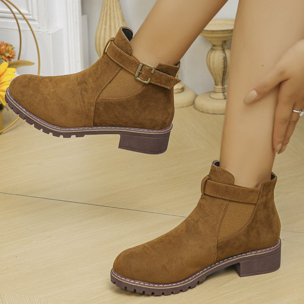 Donkerbruine dames enkellaarsjes met gesp, suède afwerking en stevige zool. Stijlvolle herfstmode, perfect voor casual en chique outfits.