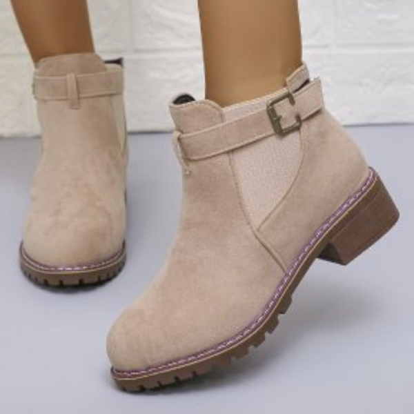 Beige suède enkellaarsjes met gesp en stevige zool, perfect voor herfstmode. Comfortabele dameslaarzen, trendy en stijlvol voor dagelijks gebruik.