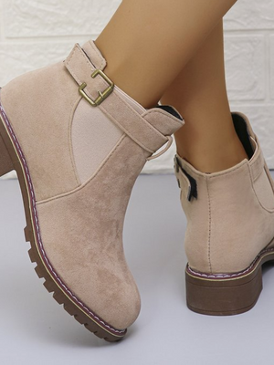 Beige suède enkellaarsjes met blokhak en gesp, damesmode, comfortabele herfst- en winterlaarzen, trendy schoenen voor dagelijks gebruik.