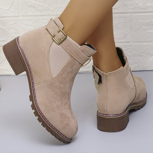Beige suède enkellaarsjes met blokhak en gesp, damesmode, comfortabele herfst- en winterlaarzen, trendy schoenen voor dagelijks gebruik.