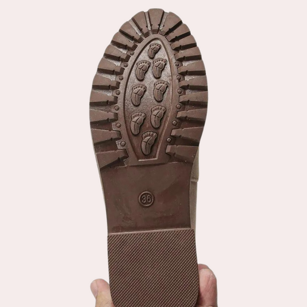 Roze rubberen zool van een laars met antislipprofiel en voetafdrukpatroon, maat 36. Ideaal voor stevige grip en duurzaamheid.