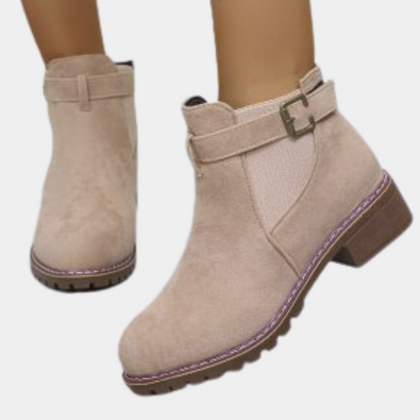 Beige suède enkellaarsjes met gesp en stevige hak, ideaal voor herfstmode. Comfortabele dameslaarzen, trendy en veelzijdig voor dagelijks gebruik.