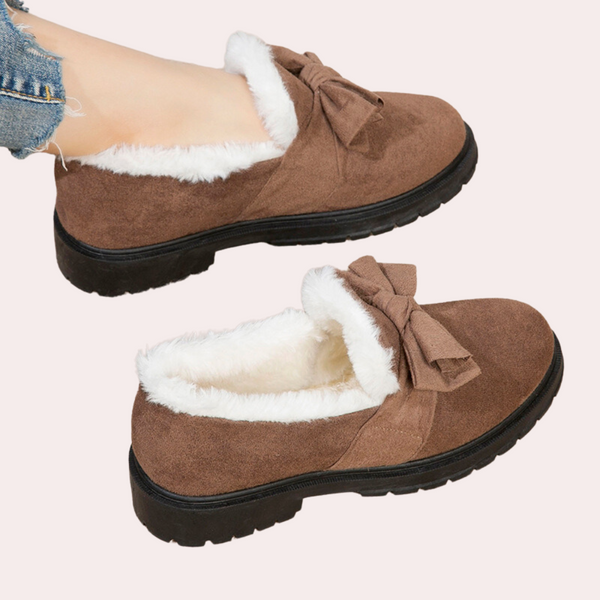 Bruine suède instappers met bontvoering en strik, comfortabele dames schoenen, wintermode, casual stijl, warme voering, stevige zool.
