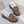 Bruine suède damesschoenen met witte bontvoering en strik, op grijze achtergrond. Warme wintermode, comfortabele schoenen, stijlvolle damesloafers.
