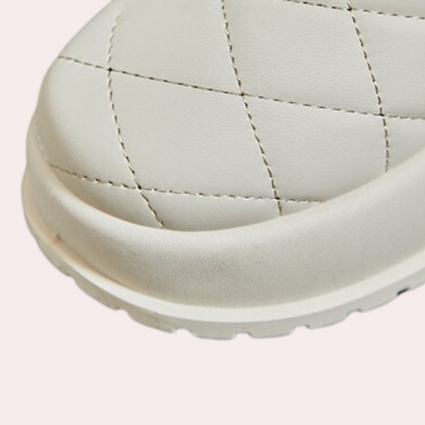 Witte gewatteerde leren slipper met stiksels, comfortabele zool, modieus design, perfect voor casual zomeroutfits, damesmode, trendy schoeisel.