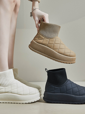 Beige, zwarte en witte gewatteerde enkellaarsjes met geribbelde sokboorden, comfortabele dikke zolen. Trendy wintermode, dames schoenen.