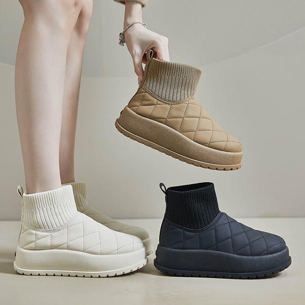Beige, zwarte en witte gewatteerde enkellaarsjes met geribbelde sokboorden, comfortabele dikke zolen. Trendy wintermode, dames schoenen.