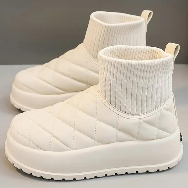 Witte gewatteerde enkellaarsjes met dikke zool en geribbelde sokboord, modieuze winterlaarzen voor dames, comfortabele en warme schoenen.