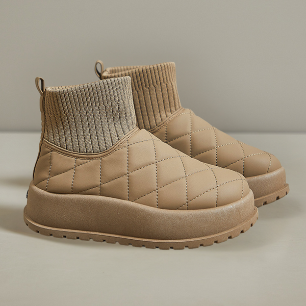 Khaki gewatteerde enkellaarsjes met geribbelde sokboord, comfortabele zool en minimalistisch ontwerp. Perfect voor casual wintermode.