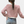 Achteraanzicht van vrouw in rood-wit gestreepte trui met lange mouwen, gecombineerd met blauwe jeans. Modieuze casual outfit.