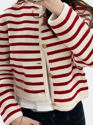 Rood-wit gestreepte damestrui met knopen, modieuze gebreide jas, casual winterkleding, trendy damesmode, comfortabele pasvorm.