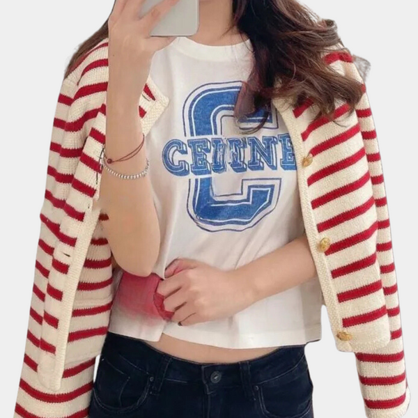 Vrouw in gestreept rood-wit vest en wit T-shirt met blauwe "C" print, casual mode, trendy dameskleding, stijlvolle outfit.