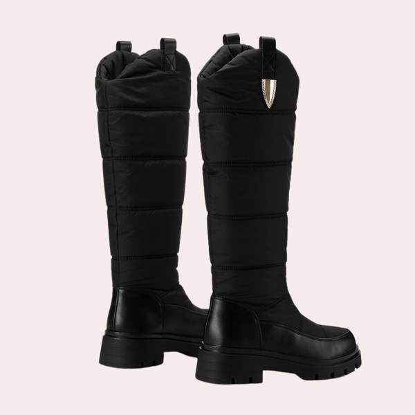 Zwarte dameslaarzen met dikke zool, gewatteerd ontwerp en hoge schacht. Modieuze winterlaarzen, ideaal voor koude weersomstandigheden.