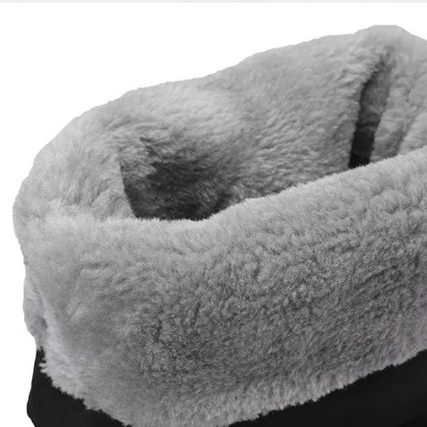 Grijze fleece voering van winterlaars, close-up. Zachte, warme stof, ideaal voor koude weersomstandigheden. Comfortabele en duurzame wintermode.
