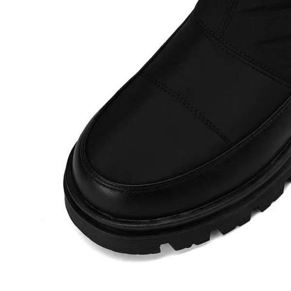 Zwarte leren herenschoen met stevige rubberen zool, close-up. Stijlvolle en duurzame herenschoen, ideaal voor dagelijks gebruik en casual outfits.