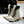 Beige winterlaarzen met zwarte veters en bontvoering, geschikt voor sneeuw. Comfortabele, warme dameslaarzen voor koude weersomstandigheden.
